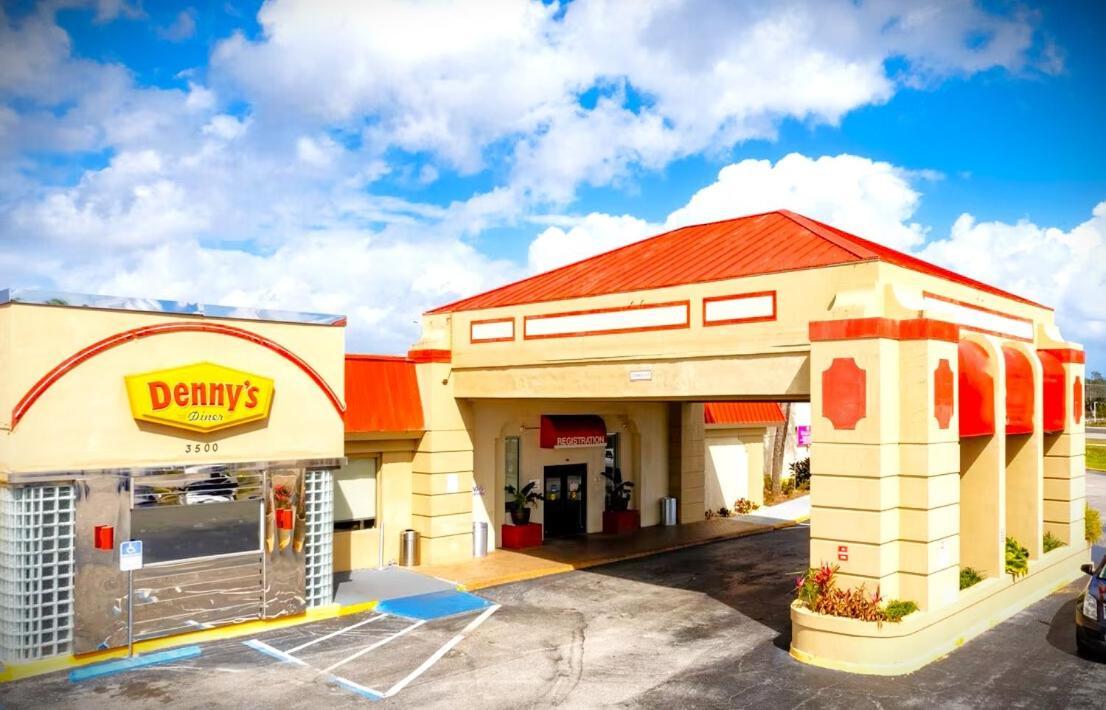 Space Coast Hotel Тайтъсвил Екстериор снимка
