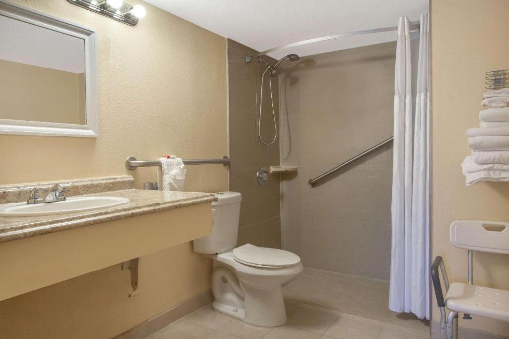 Space Coast Hotel Тайтъсвил Екстериор снимка