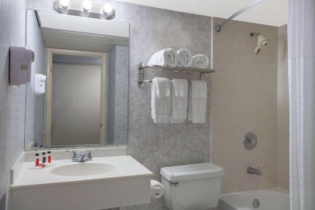 Space Coast Hotel Тайтъсвил Екстериор снимка